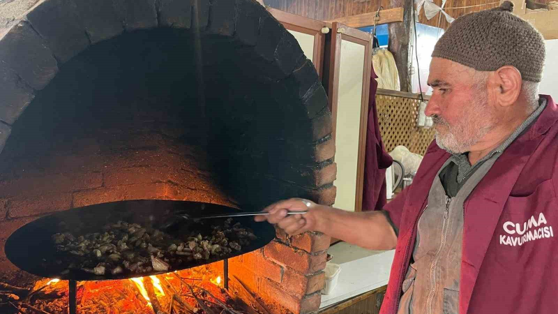 Dualı güveçlerden yemek için akın akın geliyorlar