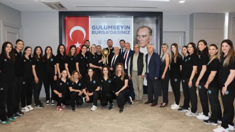 Başkan Bozbey şampiyon hentbol takımını kutladı