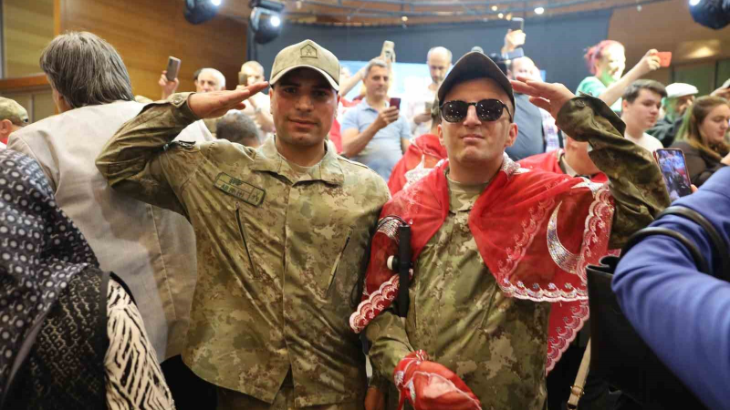 Bursa’da ‘özel askerler’ için kına eğlencesi