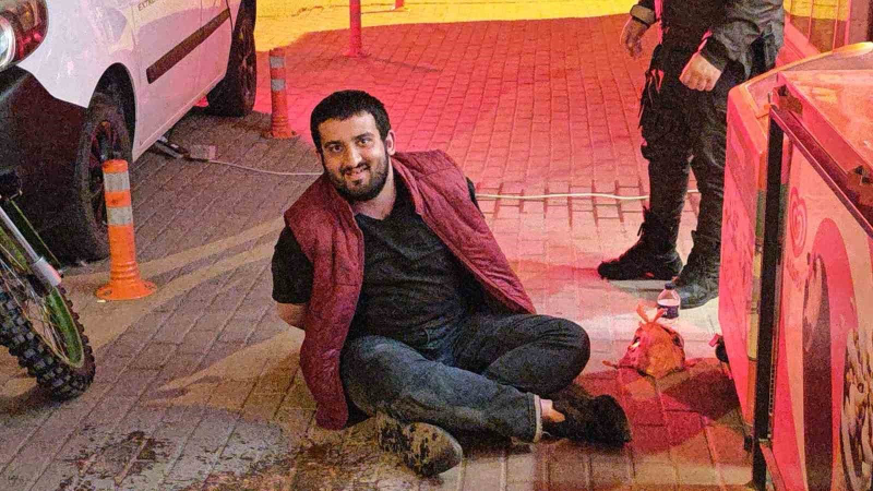 Zihinsel engelli genç bakkalı kundaklamaya çalıştı