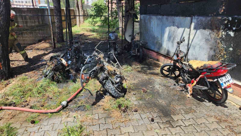 Öğrencilerin motosikletleri alev aldı