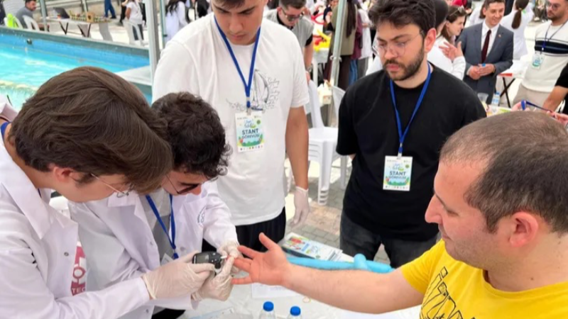 ‘Sağlık Sokağı’nda vatandaşa ücretsiz hizmet