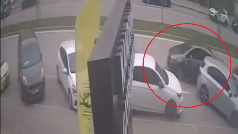 El freni çekilmeyi unutulan araç böyle kaza yaptı