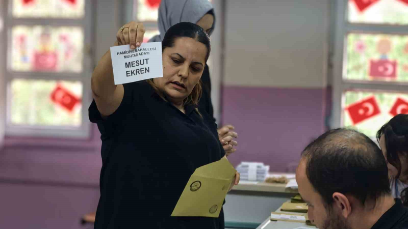 Muhtarlığı kazandı, sevincini çiftetelli oynayarak kutladı