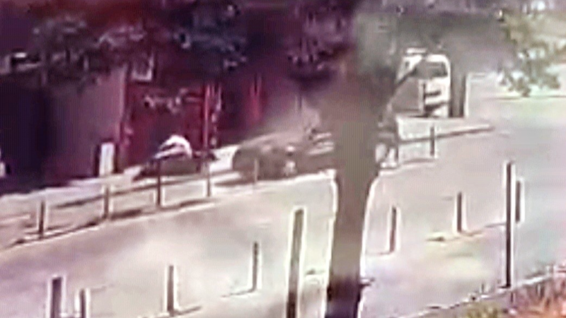 Otomobilin çarptığı motosikletli yaralandı