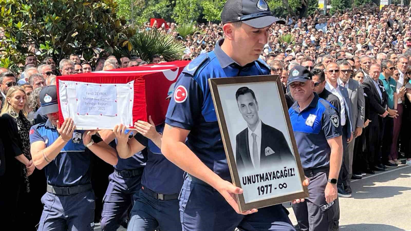 Belediye önünde  Başkan Zeyrek’e hüzünlü veda
