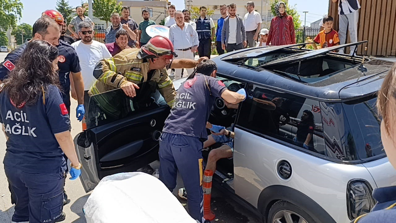 Arabada nöbet geçirdi, bariyerlere çarptı