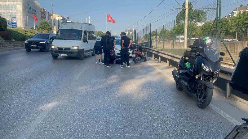 Arabaların arasından giden motosikletler çarpıştı