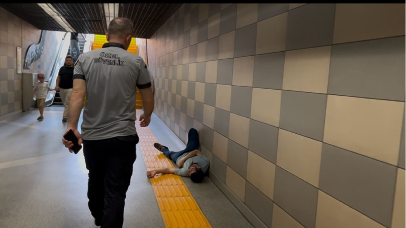 Metro istasyonunda sızıp kaldı