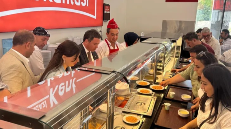 Osmangazi'de Ferdi Zeyrek anısına yemek ikramı yapıldı