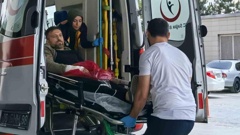 Ağaç keserken motorlu testereyle kendini kesti
