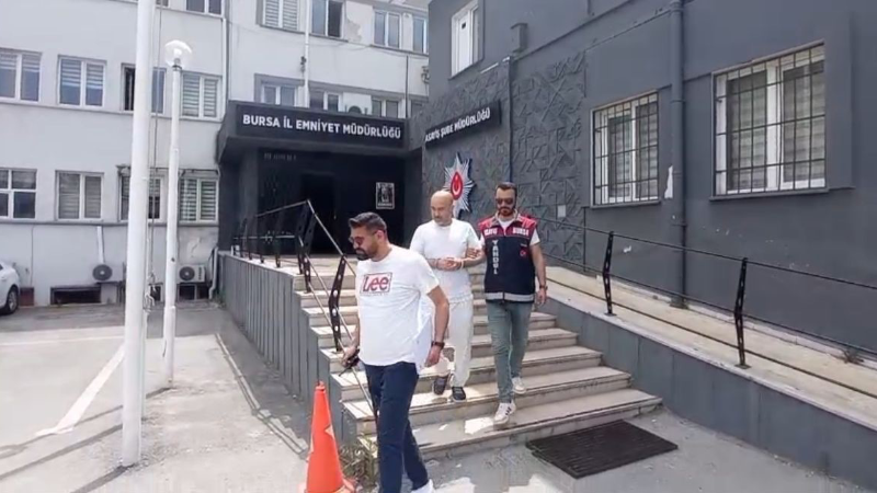 İş başvurusunda bulundu, patronu tarafından dolandırıldı