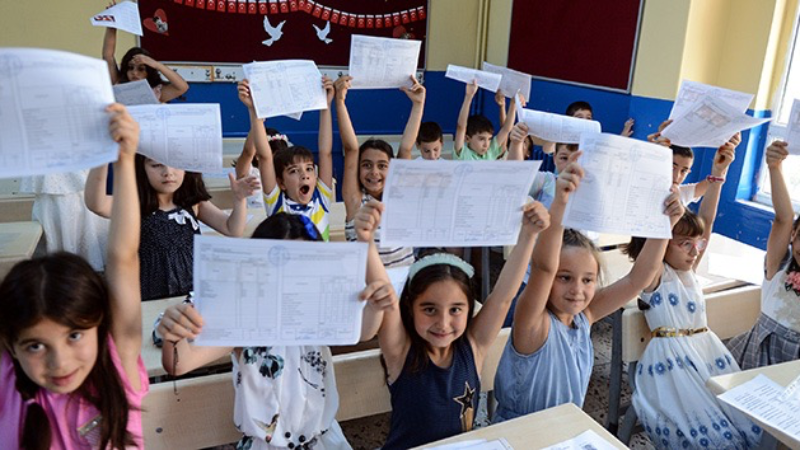 Bursa’da 656 bin 200 öğrenci karne heyecanı yaşadı