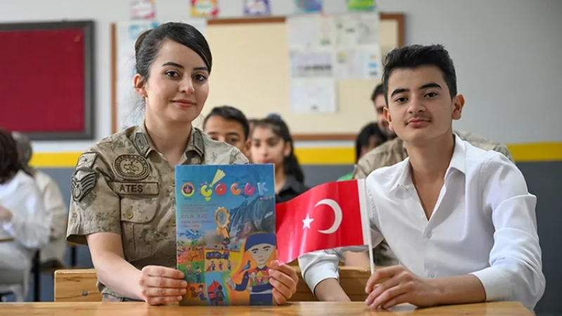 Jandarma okullarda gönüllere dokundu