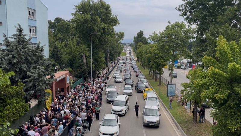 Bursa’da YKS öncesi trafik yoğunluğu öğrencilere zor anlar yaşattı