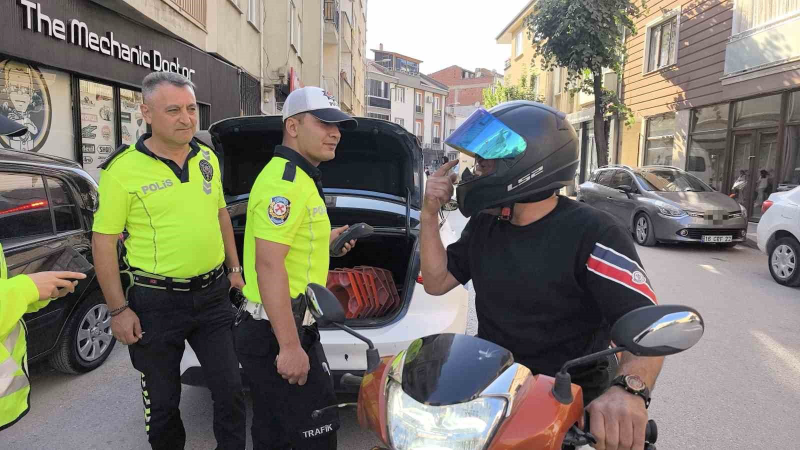 Polisten 10 defa kask cezası yedi
