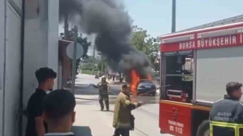Aşırı sıcak seyir halindeki otomobili yaktı