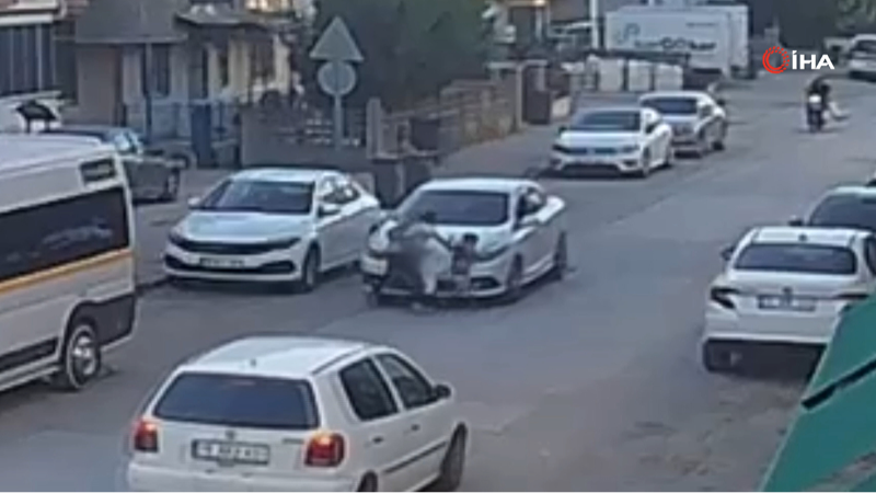 Bursa’da otomobilin çarptığı anne ve oğlu yaralandı
