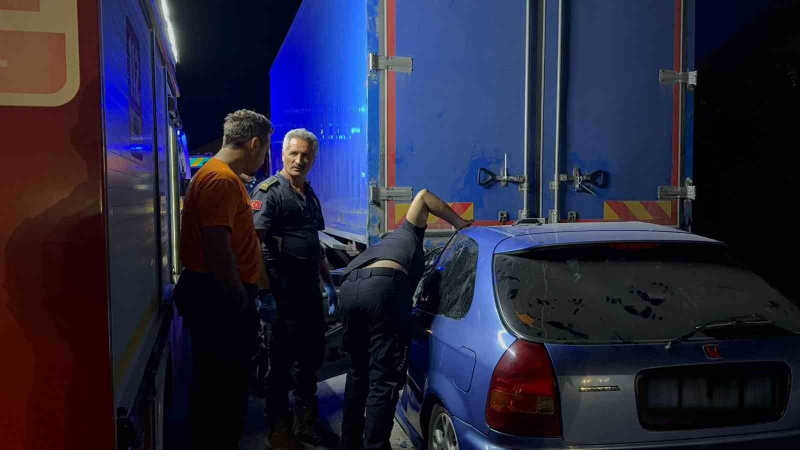 Kamyonun altına giren otomobilde can pazarı! 1 ölü, 1 ağır yaralı