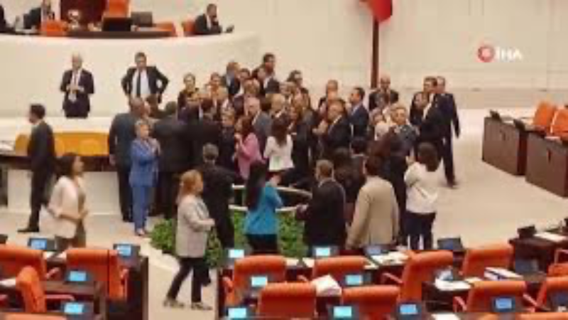 CHP'li vekillerden protesto