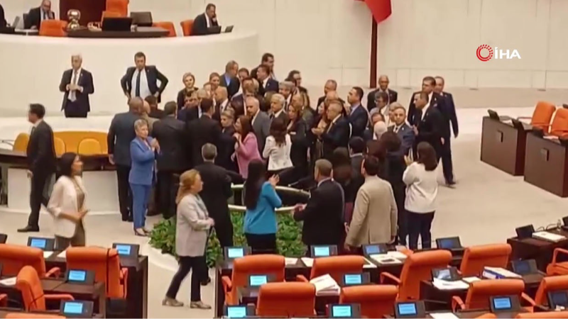 CHP'li vekillerden protesto