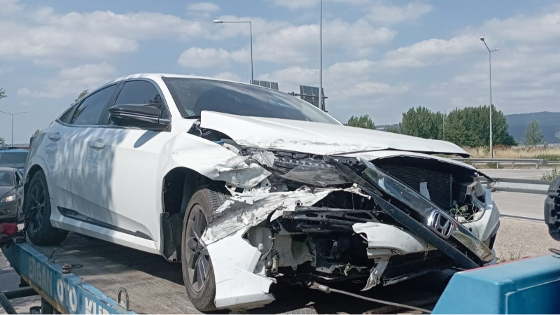 Kontrolden çıkan araç bariyere çarptı: 2’si çocuk 4 yaralı