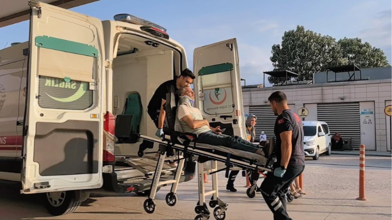 İnegöl'de iki otomobil kafa kafaya çarpıştı