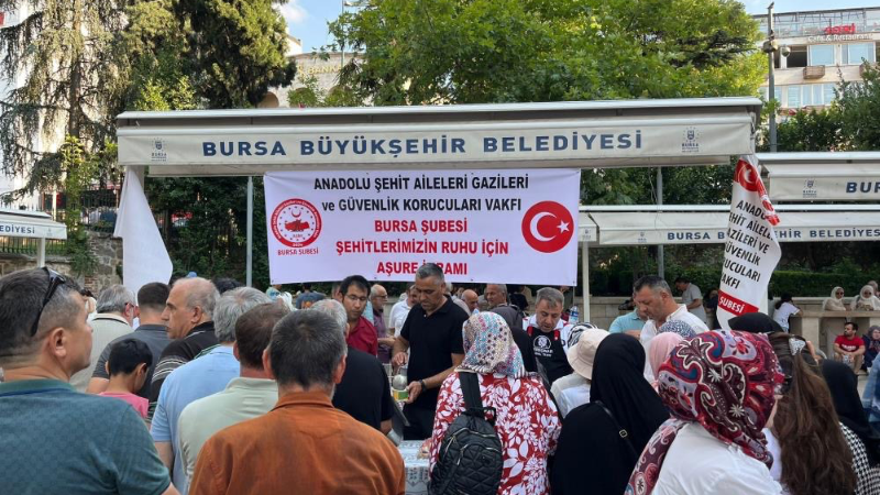 Şehitlerin hayrına aşure dağıtıldı