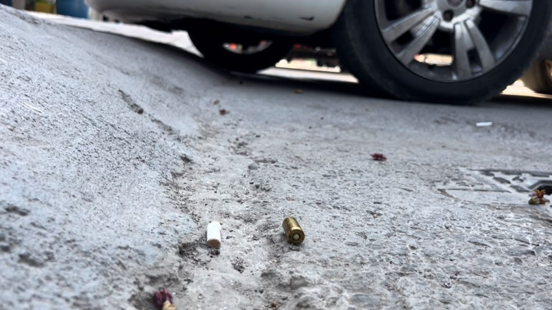Rastgele ateş açtı, kurşunlar otomobillere isabet etti