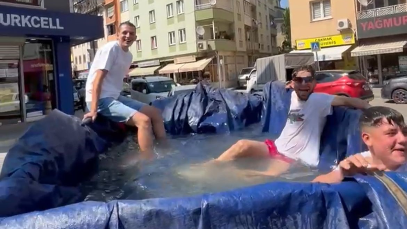 Traktörün römorkunu havuz yapıp şehir turu attılar