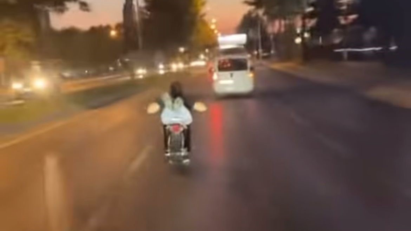Motosiklete uzanarak gitti, canını hiçe saydı
