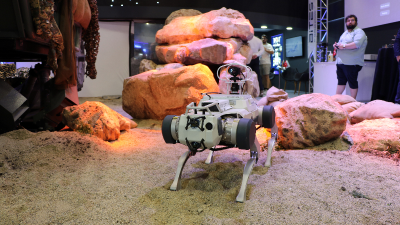 IDEF'te sergilenen robot köpeklere büyük ilgi