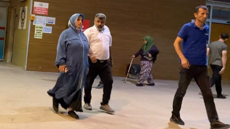 Yüksek sesle müzik dinleyen çocukları attığı şişeyle vurdu