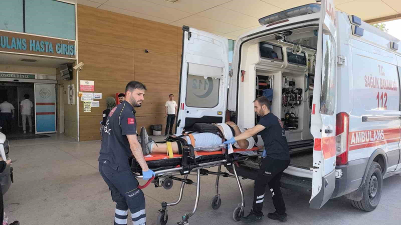 Lastiği patladı, şarampole yuvarlandı