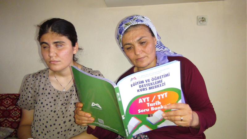 Görme engelli kızını okutmak için çabalayan ilkokul mezunu anne, emeğinin karşılığını aldı: Kızı üniversiteyi kazandı