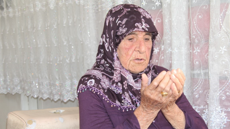 101 yaşındaki Ayşe nine dinçliğiyle yıllara meydan okuyor