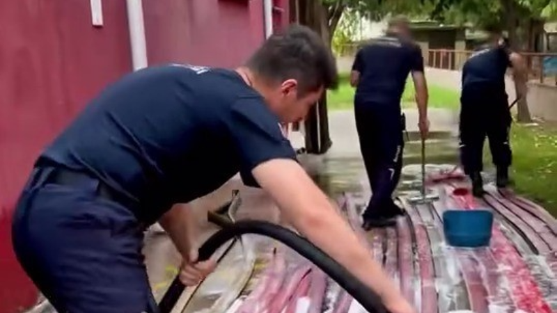 Yangın savaşçılarının ekipman temizliği büyük beğeni topladı