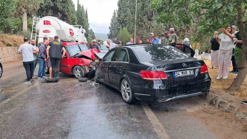 Mercedes ile Tofaş’ın karıştığı kazada 1 ölü, 4 yaralı var
