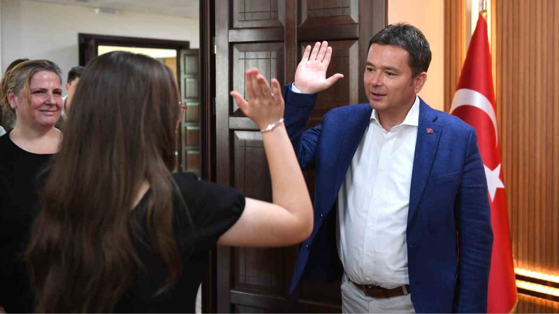 Başkan Erkan Aydın, dereceye giren öğrencilerle buluştu