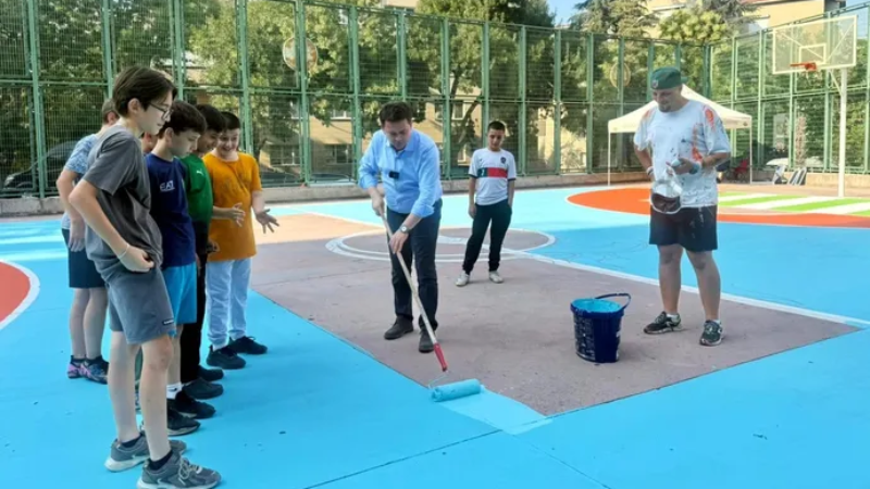 Osmangazi'de Başkan Aydın gençlerle basketbol sahası boyadı