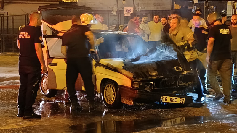 Seyir halindeki otomobil alev aldı