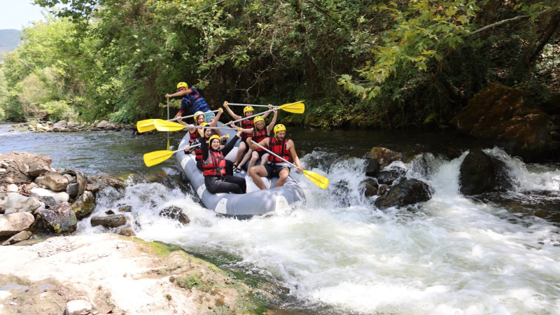 Orhaneli'de gençlerin rafting heyecanı