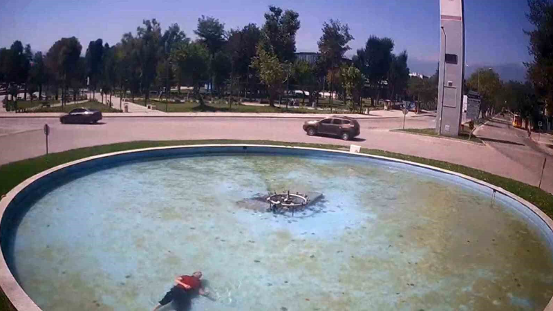 İnegöl'de alkollü kişi süs havuzuna düştü