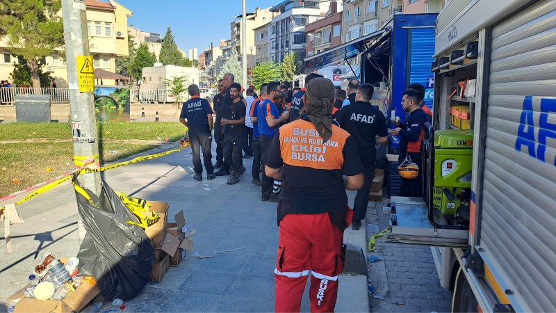 Bursa Büyükşehir, Balıkesir'de depremin yaralarını birlikte sardı