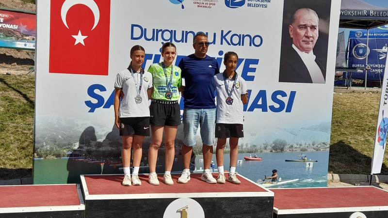 Bursa Büyükşehir Belediyesporlu kanocular madalyaları topladı