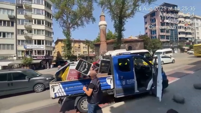 Bursa'da zabıta dakikalar içinde kaldırım ve sokakları böyle temizledi