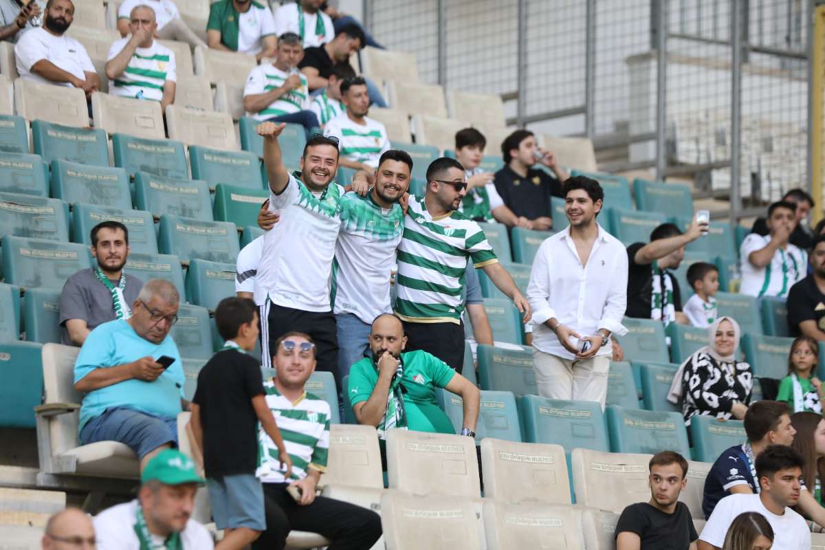 (FOTO GALERİ) Bursaspor-Eskişehirspor Dostluk Maçı Taraftar Fotoğrafları
