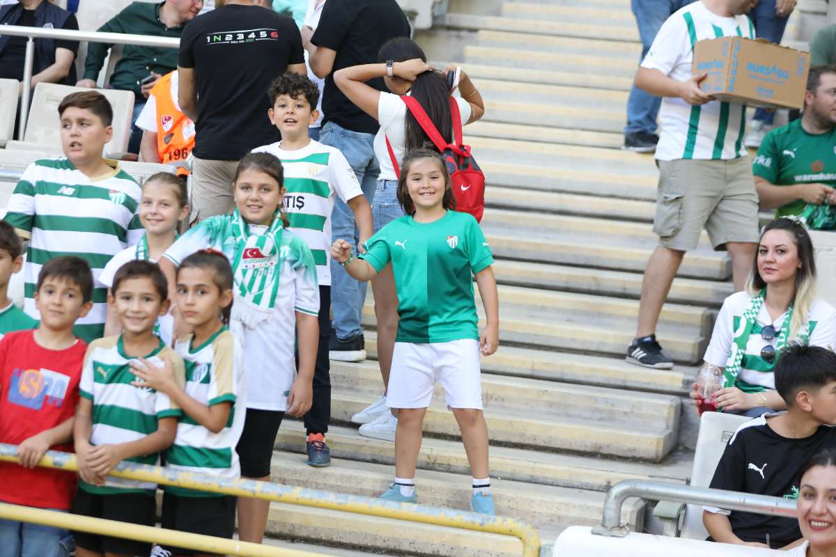(FOTO GALERİ) Bursaspor-Eskişehirspor Dostluk Maçı Taraftar Fotoğrafları