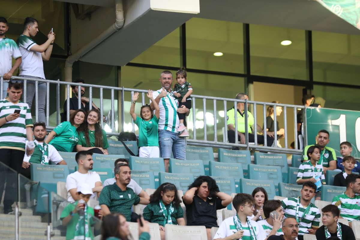(FOTO GALERİ) Bursaspor-Eskişehirspor Dostluk Maçı Taraftar Fotoğrafları