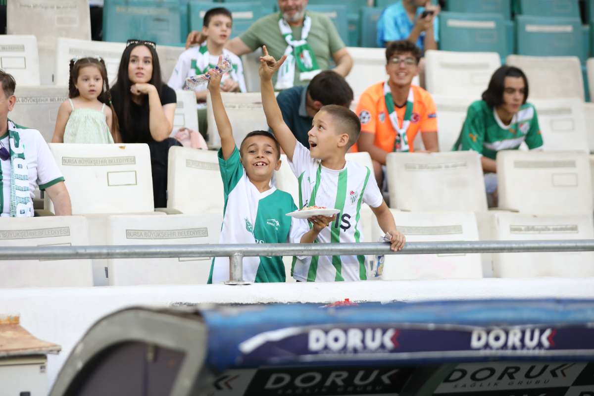 (FOTO GALERİ) Bursaspor-Eskişehirspor Dostluk Maçı Taraftar Fotoğrafları